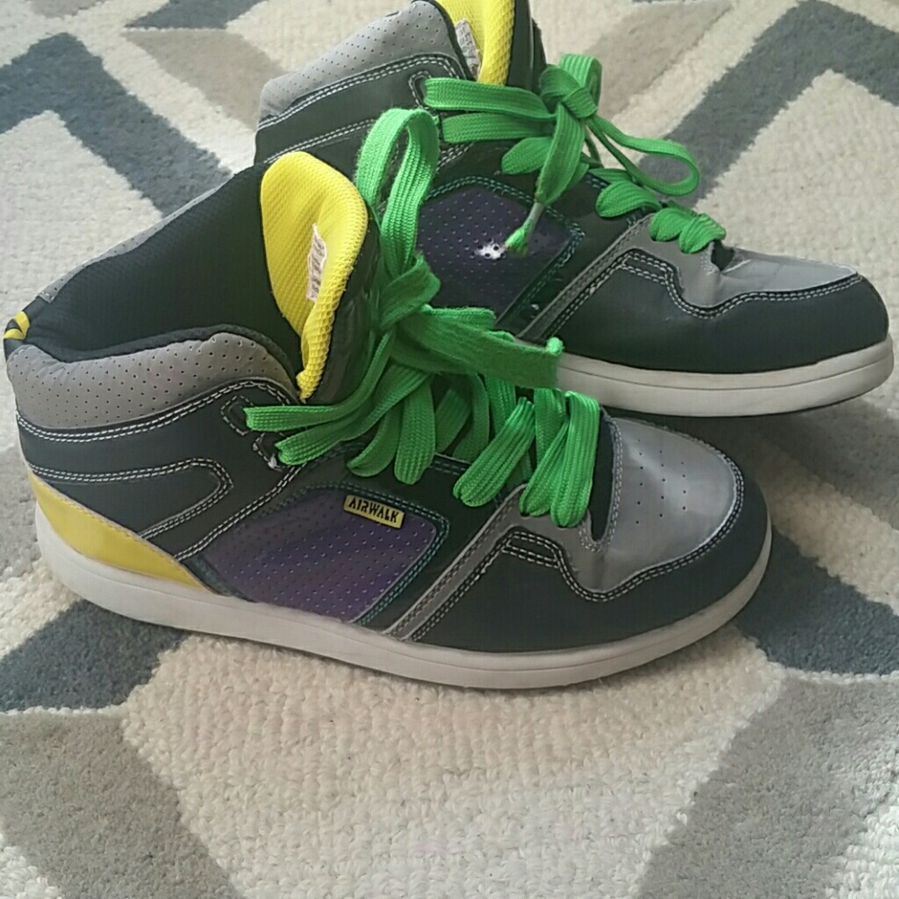 CLEARANCE 💥💢    BOYS AIRWALK SNEAKERS